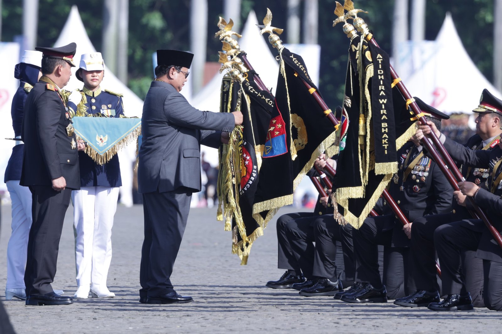 Presiden Hadiahi Penghargaan Nugraha Sakanti Kepada Divisi Humas Polri dan Enam Satker Lainnya
