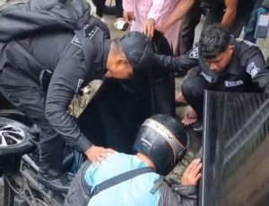 Aksi Heroik 2 Personil Brimob Bantu Evakuasi Korban Kecelakaan
