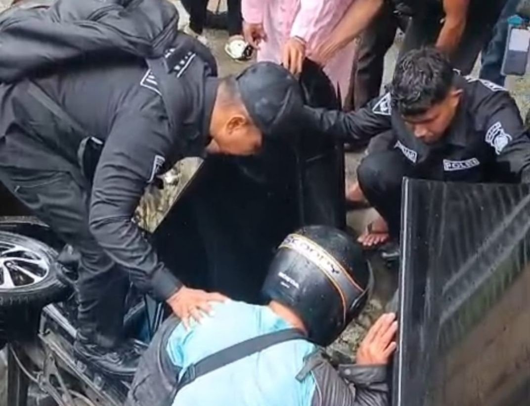 Aksi Heroik 2 Personil Brimob Bantu Evakuasi Korban Kecelakaan