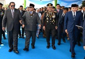 Kapolri dan Presiden Kenakan Tanda Kehormatan Bintang Bhayangkara Utama Saat Pimpin Upacara HUT Bhayangkara ke-79