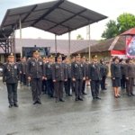 Polresta Manokwari melaksanakan upacara dalam rangka memperingati Hari Bhayangkara ke-79 di lapangan Polresta Manokwari