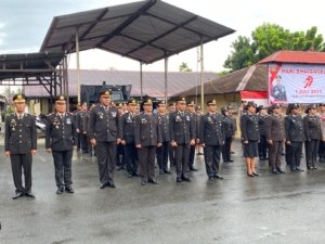 Polresta Manokwari melaksanakan upacara dalam rangka memperingati Hari Bhayangkara ke-79 di lapangan Polresta Manokwari