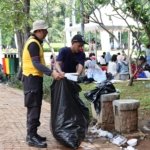 Polisi Bersihkan Sampah Usai Upacara HUT Bhayangkara ke-79 di Monas