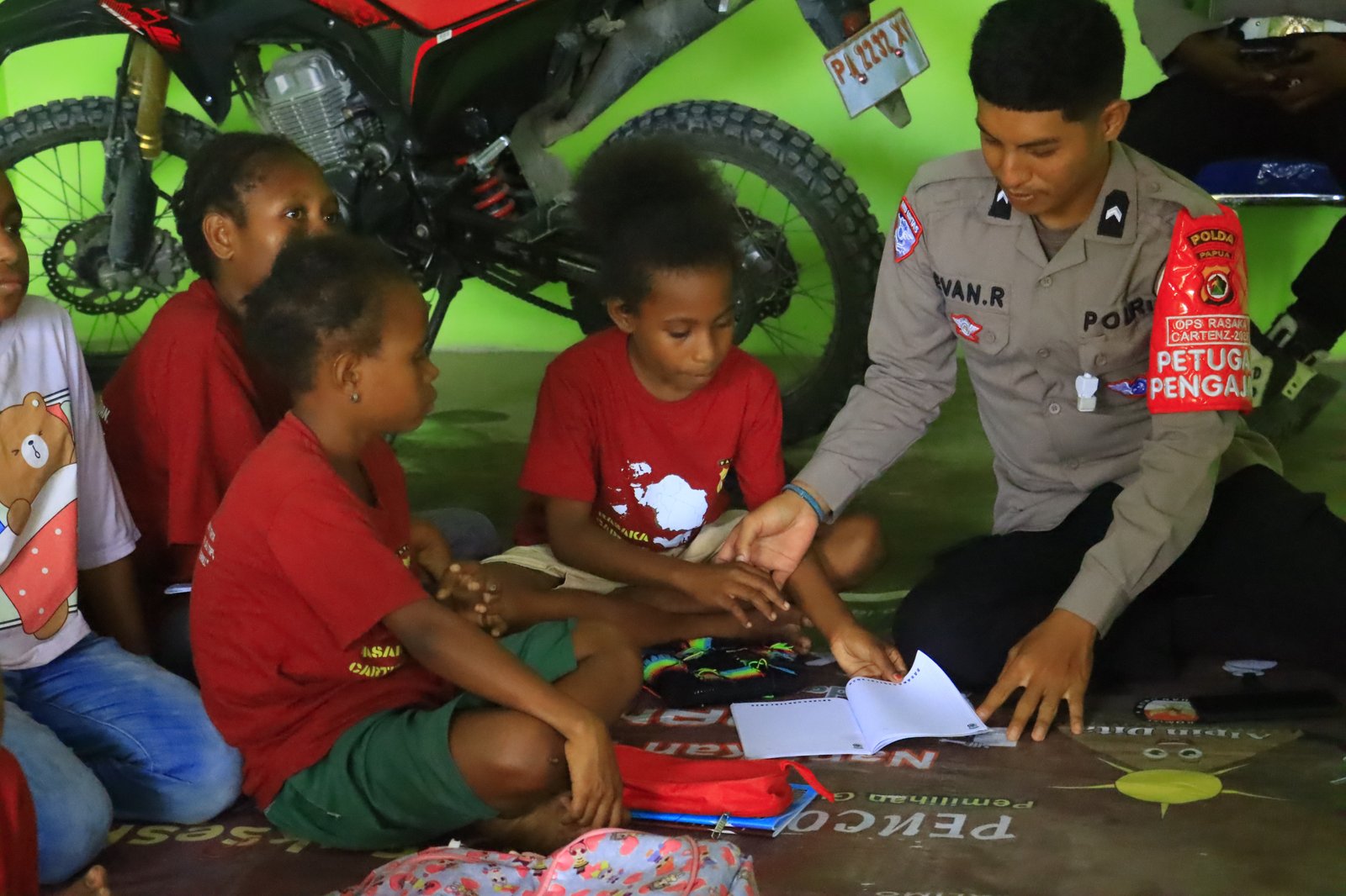 Tingkatkan Kualitas Pendidikan di Kabupaten Yalimo, Subsatgas Si-Ipar Gandeng Anak-anak Papua Belajar Bersama