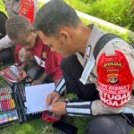 Subsatgas Si-ipar Polres Lanny Jaya ajarkan Anak-anak menghitung dan menggambar di kampung yokobak
