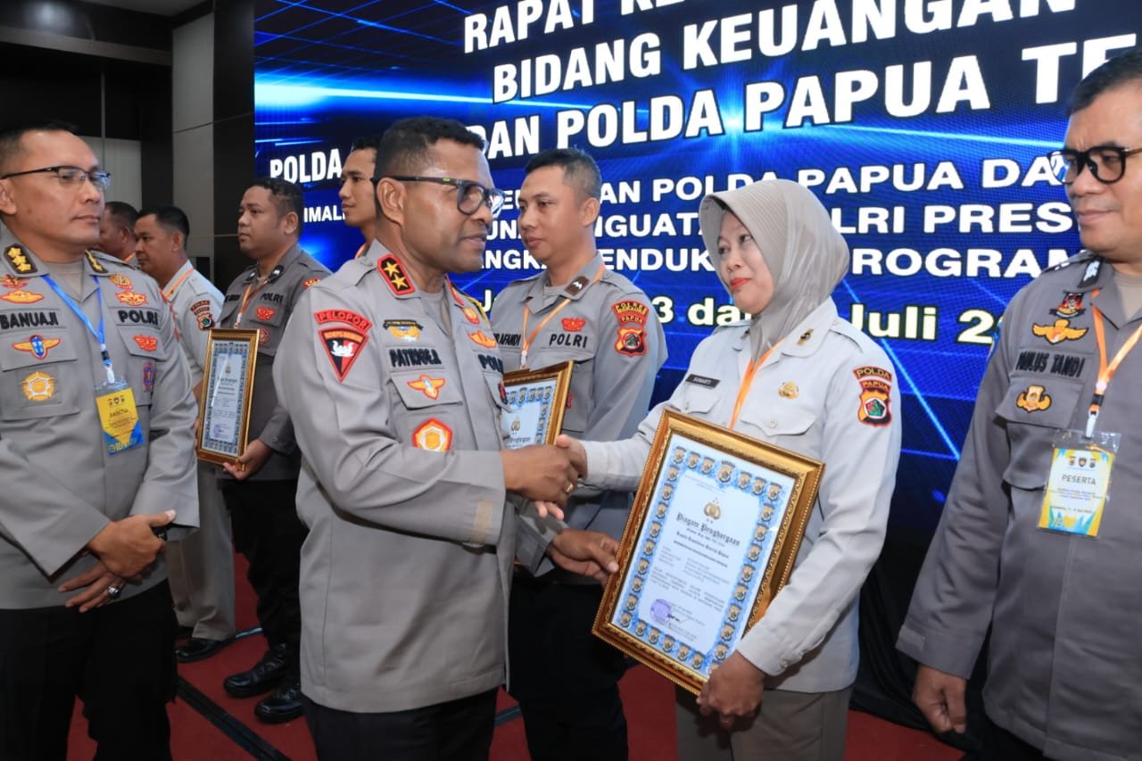 Penda I Sunarti Basri Terima Penghargaan atas Dedikasi Pengelolaan Keuangan, Satker Bidhumas Raih KPPN Awards 2024