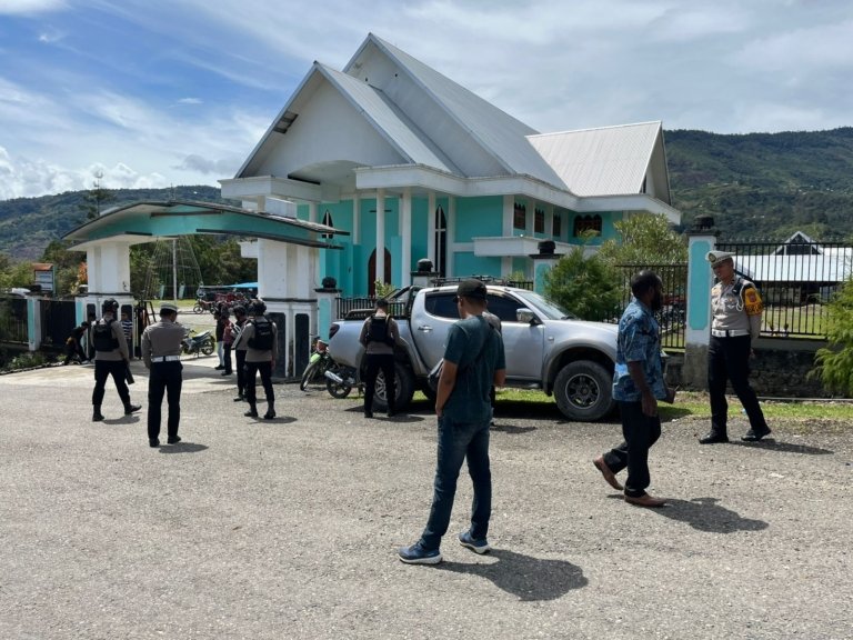 Dari Gereja ke Sudut Kota, Komitmen Polres Tolikara Hadirkan Rasa Aman Sepanjang Hari