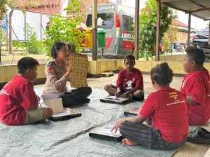 Subsatgas SI-IPAR Polres Jayawijaya Gelar Kegiatan Belajar Bersama Anak-Anak di Halaman Mako Polres