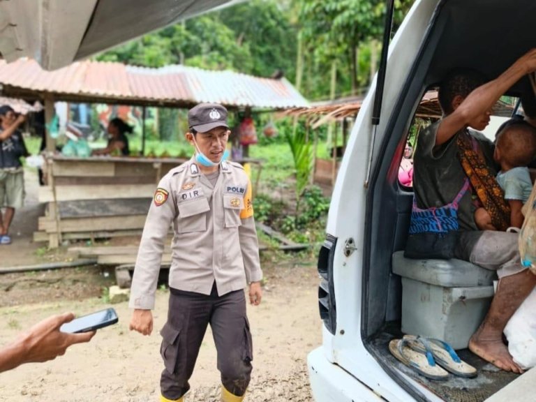 Dedikasi Tanpa Batas: Bhabinkamtibmas Kampung Paitenda dan Nakes Evakuasi Pasien dari Pelosok Waris