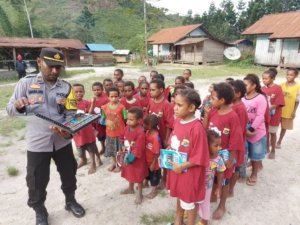 Program si-ipar operasi rasaka cartenz 2025 polres pegunungan bintang hadir merangkul dan mengajar anak-anak di kota oksibil kab. pegunungan bintang