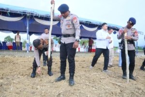 Polda Papua Barat Laksanakan Kegiatan Penanaman Jagung Serentak di Kampung Macuan