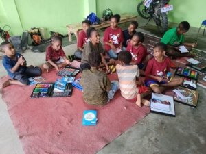 Satgas Si-Ipar Polres Yalimo Bersama Anak-anak Belajar Operasi Hitung Bersusun di Pedalaman Papua