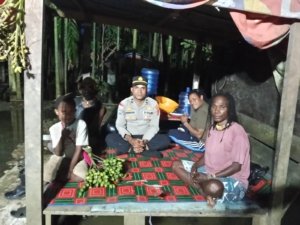 Kanit Binmas Polsek Muara Tami Sambangi Warga di Koya Barat, Tekan Pesan Kamtibmas