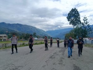 Wujudkan Kamtibmas Kondusif, Polres Tolikara Kawal Nikah Massal dan Patroli Humanis