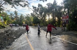 Tim Sar Regu 1 Gasum Ditsamapta Polda Papua Tanggap Bencana Bersihkan Material Longsor Dan Banjir Di Jayapura Selatan