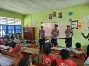 Sat Lantas Polres Tolikara Laksanakan Binluh Dan Edukasi Tertib Berlalu Lintas Sejak Dini Di SDN Karubaga