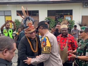 Wakapolda Papua Barat Sambut Kedatangan Kepala Kejaksaan Tinggi Papua Barat di Bandara Rendani