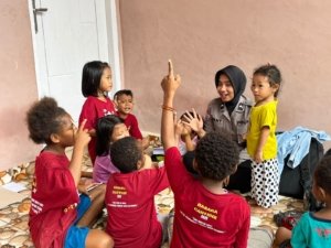 Operasi Rasaka Cartenz Rutin Mengajar, Hadirkan Ilmu bagi Anak-Anak Putus Sekolah
