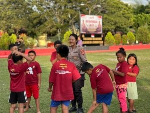 Kegiatan Edukatif Subsatgas SI-IPAR Operasi Rasaka Cartenz 2025 Polres Jayawijaya Bersama Anak-anak di Halaman Mako Polres Jayawijaya