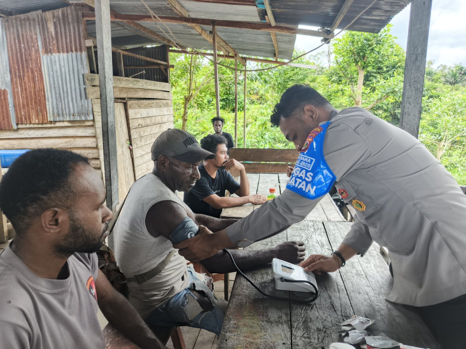 Satgas Keladi Sagu Polres Yahukimo Hadirkan Pelayanan Kesehatan