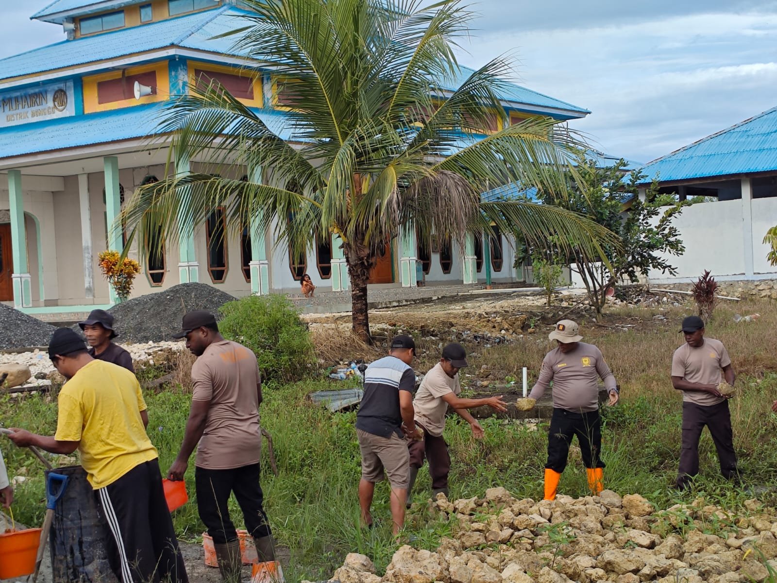 Kapolsek Bonggo dan Anggota Bantu Pembangunan Pondasi Pagar Masjid Al-Muhajirin di Kampung Kiren