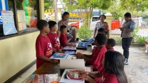 Subsatgas SI IPAR Polres Jayawijaya Gelar Kegiatan Edukatif Bersama Anak-anak dalam Rangka Operasi Rasaka Catrenz 2025