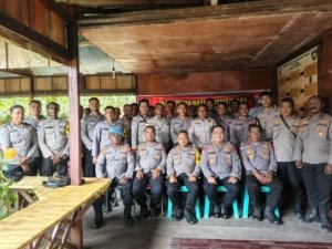 Direktur Binmas Polda Papua Barat laksanakan tatap muka dan memberikan arahan kepada Bhabinkamtibmas