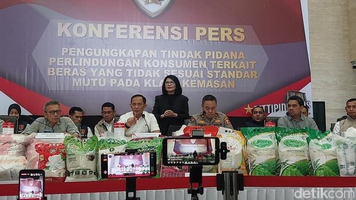 Bareskrim Geledah Gudang di 3 Kota Ungkap Kasus Beras Oplosan