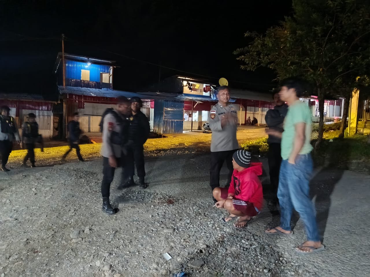 Polres Tolikara Gelar Patroli Malam, Sambangi Pedagang dan Warga untuk Cegah Tindak Kejahatan
