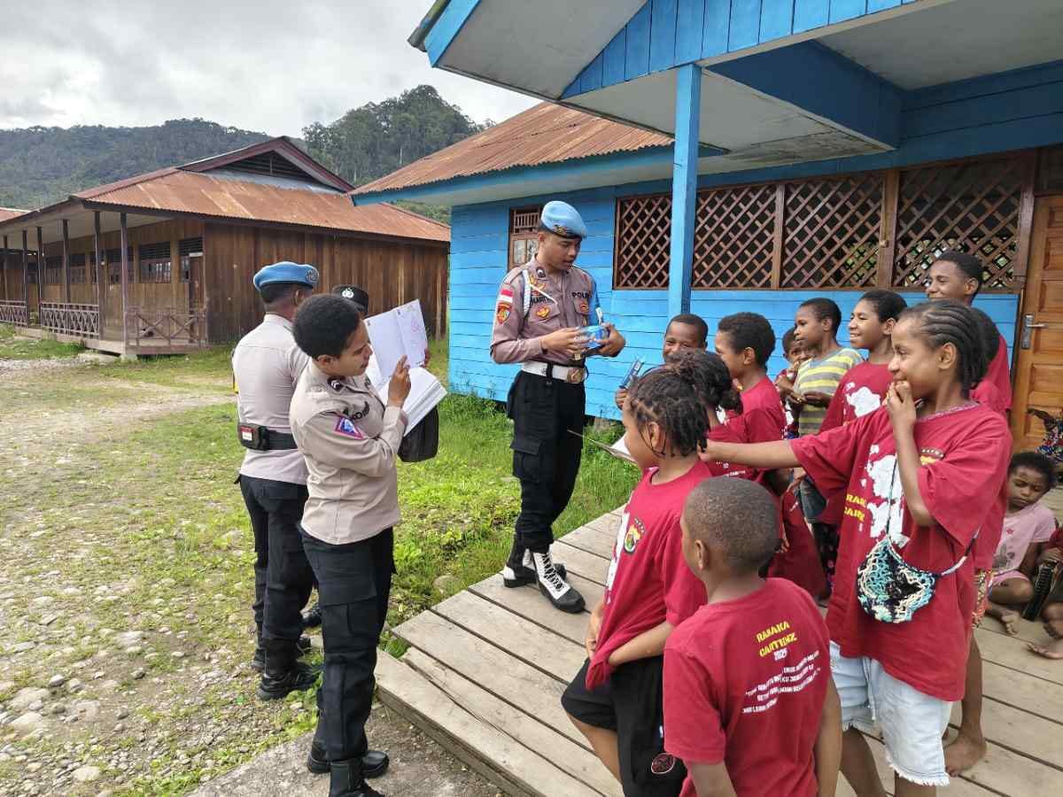 Program si-ipar operasi rasaka cartenz 2025 polres pegunungan bintang hadir mengajar membaca dan menulis kepada anak-anak penerus bangsa di kota oksibil kab. pegunungan bintang