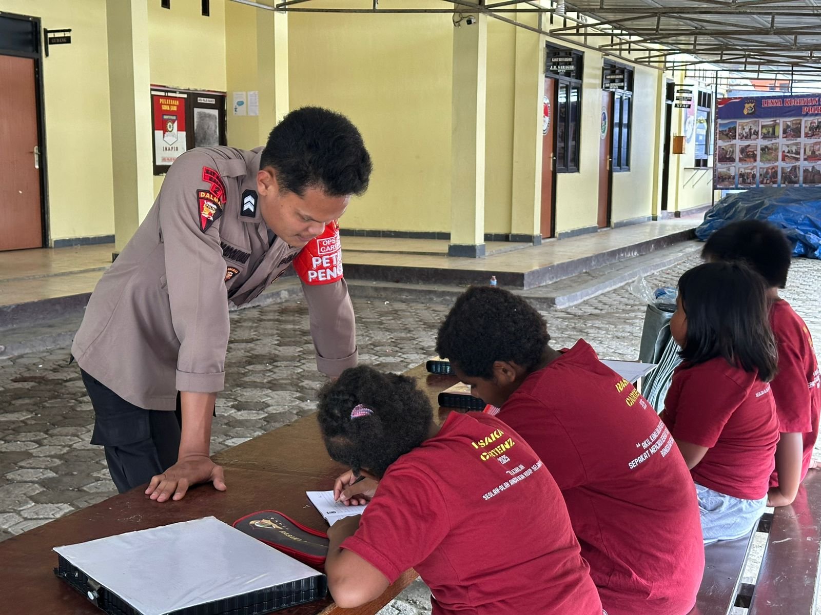 Lewat Operasi Rasaka Cartenz, Polres Jayawijaya Tanamkan Semangat Belajar pada Anak Papua
