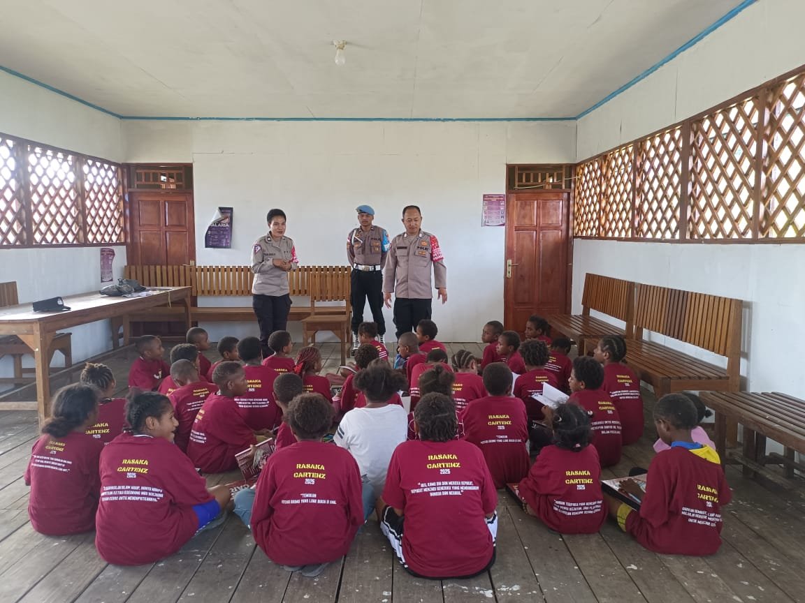 Program Si-IPAR Operasi Rasaka Cartenz 2025 Polres Pegunungan Bintang Hadir Memberikan Ilmu Pengetahuan Dasar Kepada Anak-anak Penerus Bangsa di Kota Oksibil Kab. Pegunungan Bintang