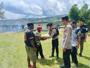 Polres Tolikara Salurkan Bantuan Sembako Kepada Warga Yang Berduka Di Desa Kogimagi