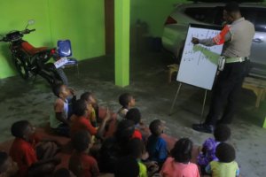 Satgas Si-Ipar Operasi Rasaka Cartenz 2025 Bantu Anak-anak di Kabupaten Yalimo Belajar Berhitung Penjumlahan