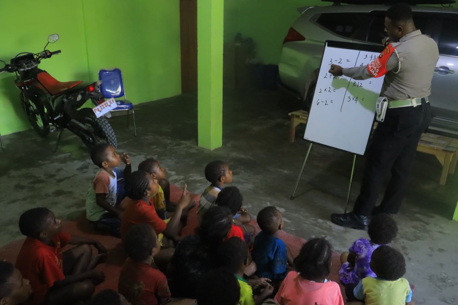 Satgas Si-Ipar Operasi Rasaka Cartenz 2025 Bantu Anak-anak di Kabupaten Yalimo Belajar Berhitung Penjumlahan