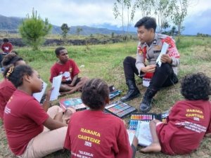 Program Si-IPAR Operasi Rasaka Cartenz 2025: Polri Hadir Mengajar Anak-anak Papua di Oksibil