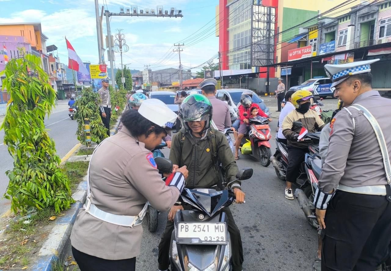 Dit Lantas Polda Papua Barat Bagikan Bendera Merah Putih, Ajak Warga Semarakkan HUT RI ke-80