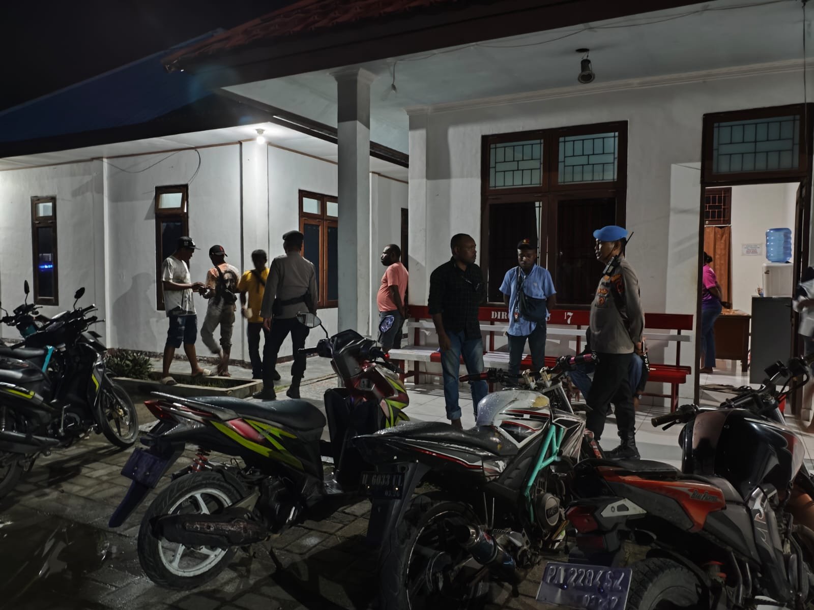 Personel Polres Sarmi Bersama BKO Brimob Polda Papua Laksanakan Patroli ke TPS di Kabupaten Sarmi