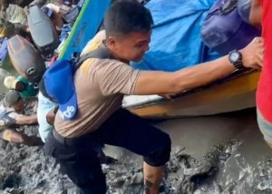 Medan Sulit Tak Surutkan Semangat Polres Mamberamo Raya Amankan Kotak Suara PSU