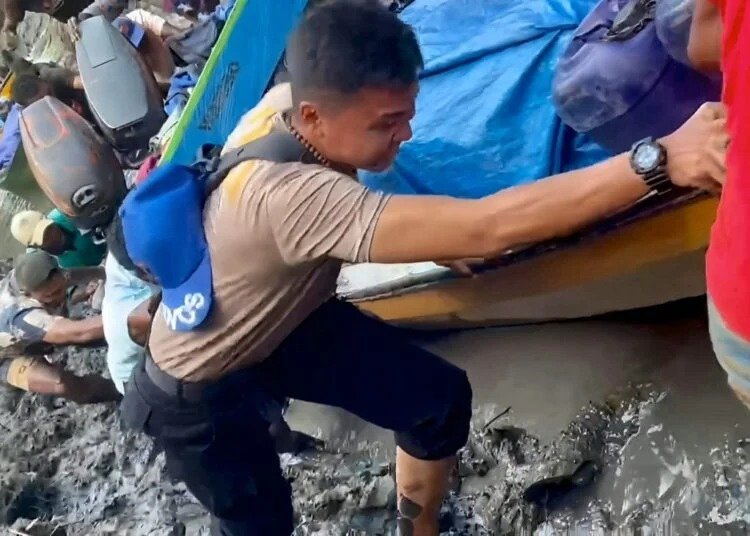 Medan Sulit Tak Surutkan Semangat Polres Mamberamo Raya Amankan Kotak Suara PSU