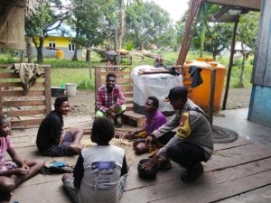 Bhabinkamtibmas Polsek Kimaam Gencar Laksanakan Program Door to Door System kepada Masyarakat