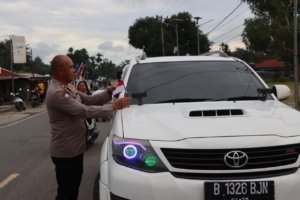 Sambut HUT RI ke-80, Polres Manokwari Selatan Bagikan 800 Bendera Merah Putih kepada Pengguna Jalan