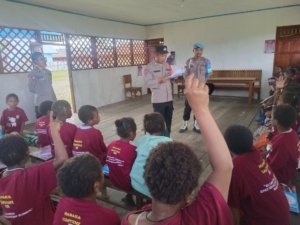 Program si-ipar operasi rasaka cartenz 2025 polres pegunungan bintang hadir tanamkan rasa kepercayaan diri dan semangat belajar kepada anak-anak di kota oksibil kab. pegunungan bintang
