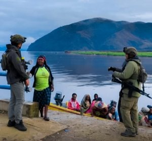 Satgas Ops Damai Cartenz lakukan patroli dialogis di Pelabuhan Aikai