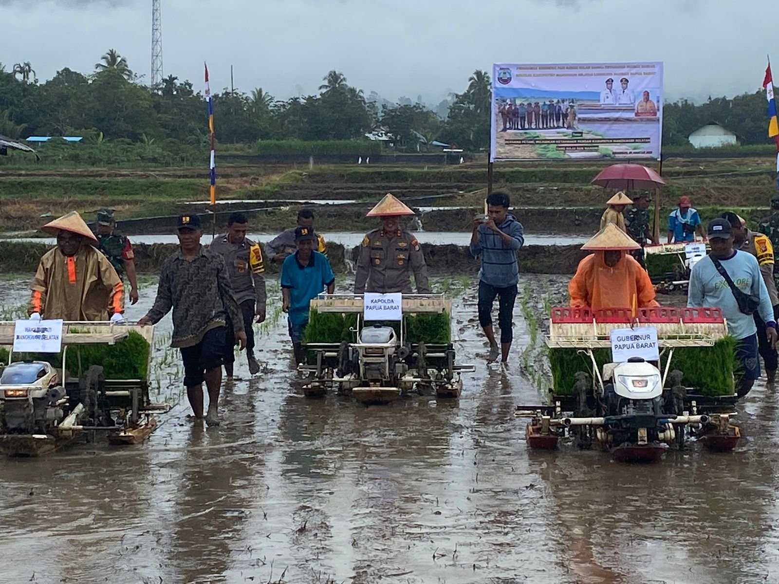 Hadiri Penanaman Padi Serentak di Oransbari, Kapolres Mansel Siap Dukung Program Ketahanan Pangan