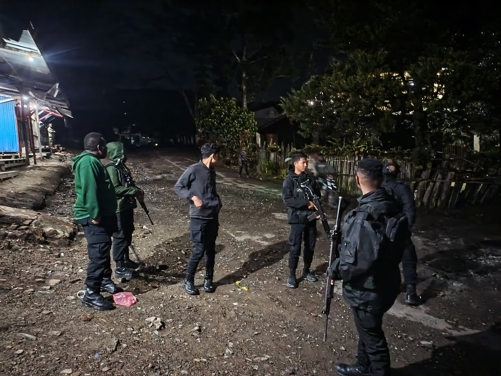Polres Tolikara Melalui Tim Patroli Regu II Siaga Laksanakan Patroli Malam Hari Di Wilayah Hukum Polres Tolikara