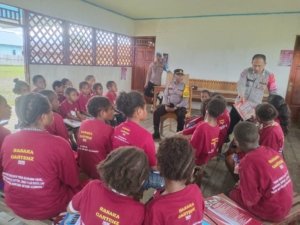 program si-ipar operasi rasaka cartenz 2025 polres pegunungan bintang hadir mengajar wawasan kebangsaan kepada anak-anak di kota oksibil kab. pegunungan bintang