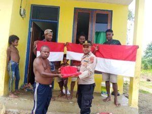 Tingkatkan Rasa Nasionalisme, Polsek Muara Tami Bagikan Bendera Merah Putih Di Perbatasan RI–PNG