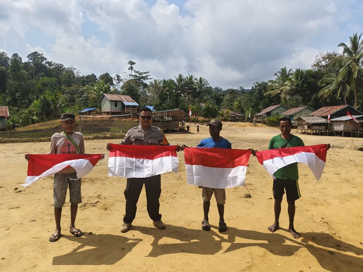 Polri Hadir Gelorakan Semangat Merah Putih di Tapal Batas Negeri Keerom Menjelang Hari Kemerdekaan ke-80