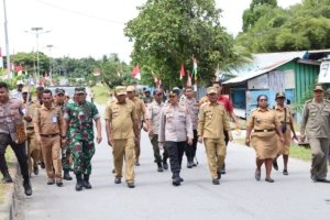 Semangat Nasionalisme, Forkopimda Teluk Wondama Gelar Pemasangan Bendera Merah Putih Sepanjang Jalan Protokol
